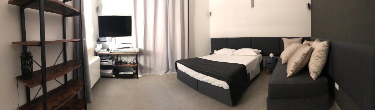 Carlo V - Con Piscina E Giardino Privati Apartamento Lecce Exterior foto